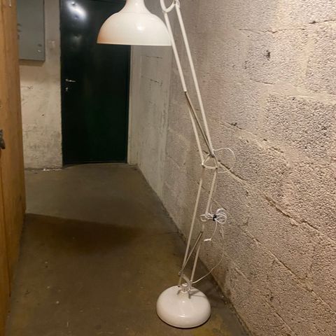 Stor Pixar/Luxor lignende stålampe