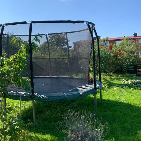 Stor Trampoline selges kr 4 000