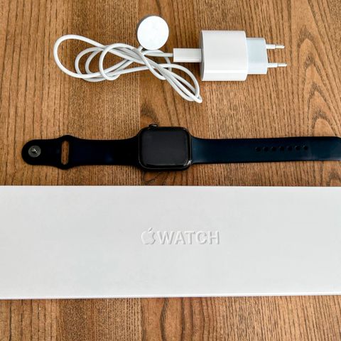 Apple Watch Series 7 (GPS + Cellular), 45 mm urkasse av rustfritt stål i grafitt