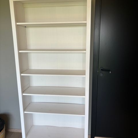 Hvit IKEA Hemnes bokhylle