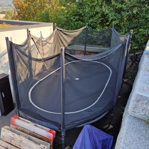 Trampoline 5x3m ferdig demontert gis bort