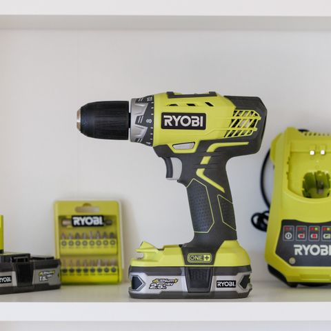 UTLEIE: Ryobi drill (bor/skrutrekker) m. to batterier og lader