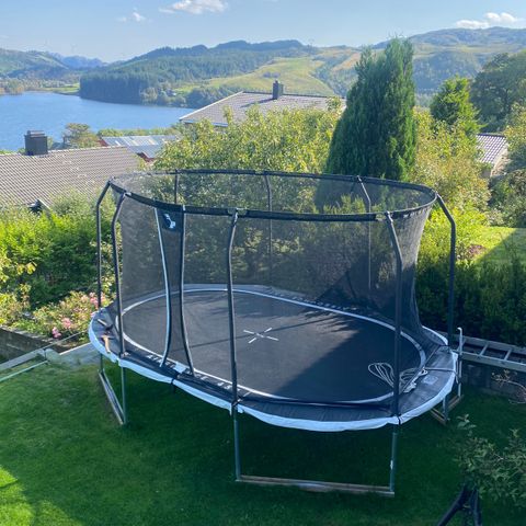 Svært lite og pent brukt oval trampoline