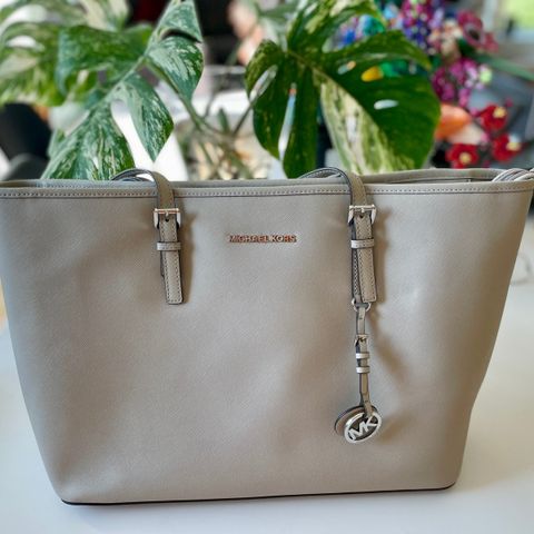 Pent brukt Michael Kors Jet Ser tote bag selges