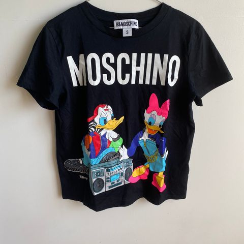 H&Moschino t-shirt selges!