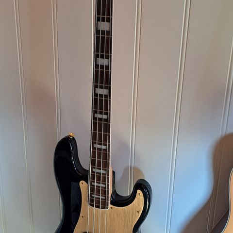 Squier 40th Anniversary Precision Bass til salgs