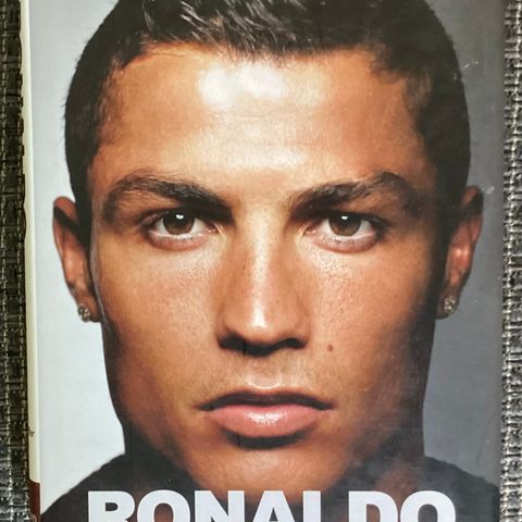 RONALDO- «RONALDO BESATT PÅ Å BLI BEST»2013.H. 21,5 cm,B. 15,5 cm, 207 s.