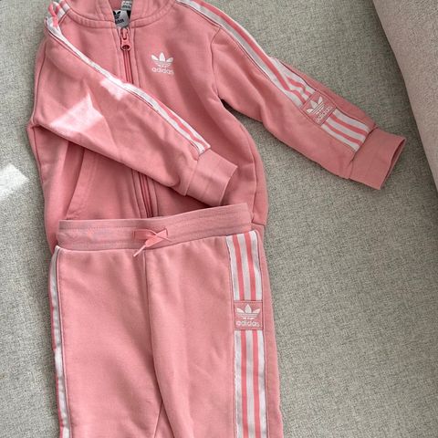 Adidas joggedress str 92