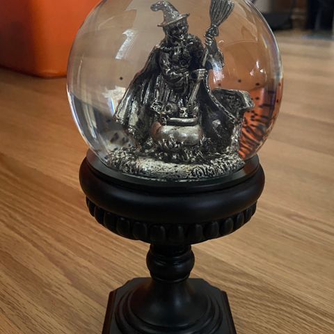 Halloween snowglobe heks