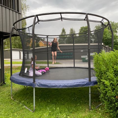 Stor trampoline gis bort mot demontering