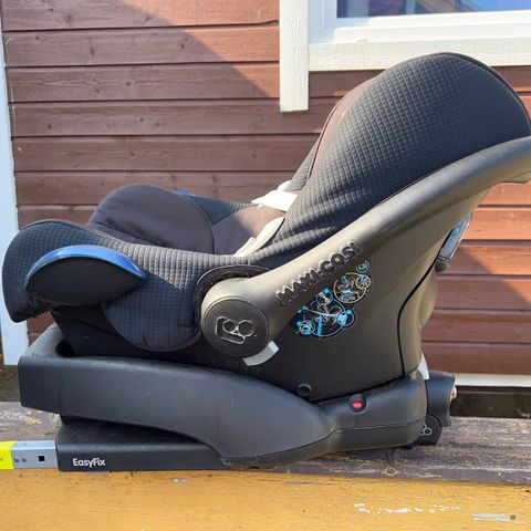 To isofix baser med en barnestol gis bort