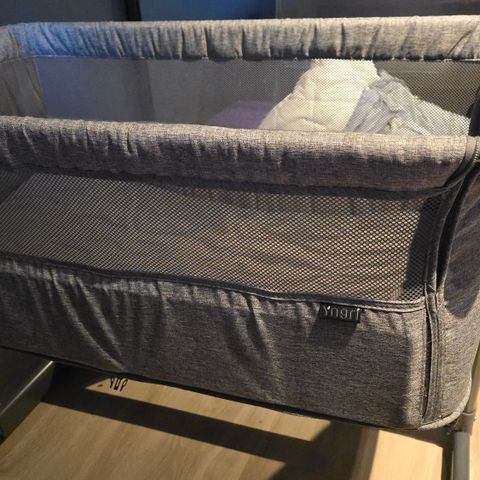 Bedside crib fra Yngri