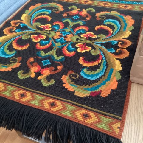 Nydelig brodert veggteppe. 88+66 cm