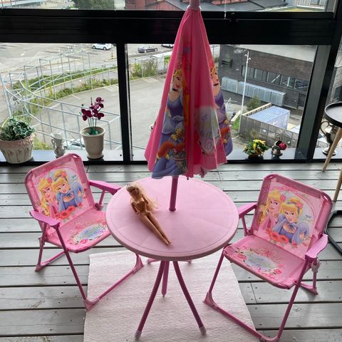 Barnemøbler rosa  med barbie bilder  på og barbie   dukke