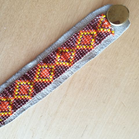 Armbånd i lær og perler.