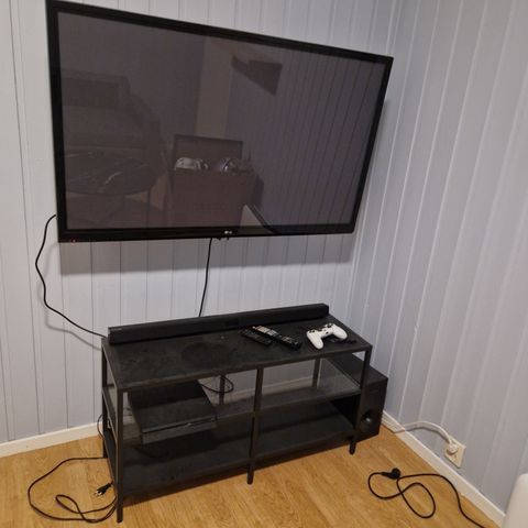 TV, PS4, lydolanke og tv bord