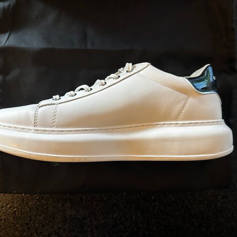 Hvite Karl Lagerfeld sneakers