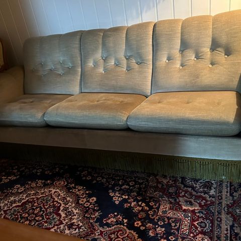 3-seter sofa, 2 stoler 1 bord selges samlet