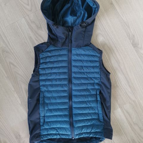 Stormberg insulated vest, framstår strøken. Str 8 år.