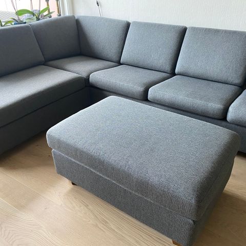 Sofa med sjeselong og stor puff