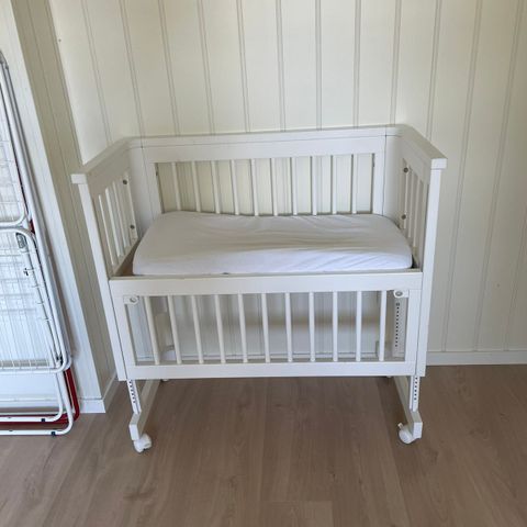 HASTER! Hvit bedside crib