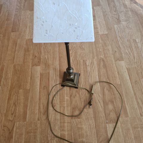 Flott bord lampe med skjerm max 60 watt