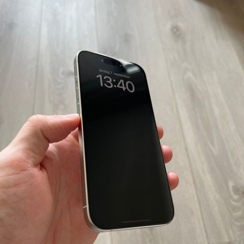 100% STRØKEN IPHONE 15 PRO // LADER // KVITTERING // BOKS