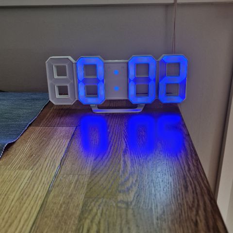 LED-klokke med alarm