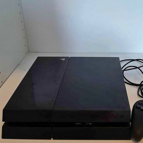 PlayStation 4 selges med kontroll og diverse spill