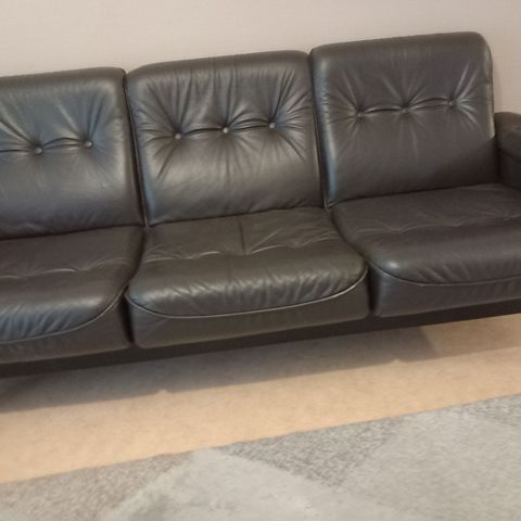 Selger sofa, seng, skap og spisebord til lave priser.