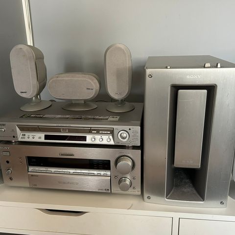 Sony pakke med reciever, dvd-spiller, subwoofer og 5 høytalere