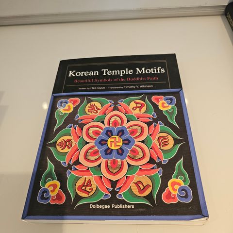 Korean Temple Motifs: Beautiful Symbols of the Buddhist Faith. Heo Gyun