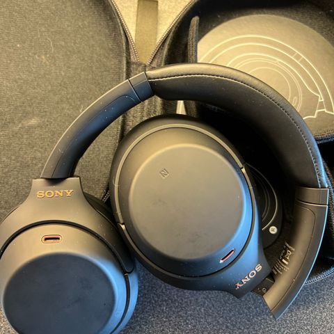 Sony trådløse around-ear hodetelefoner WH-1000XM4 (sort)