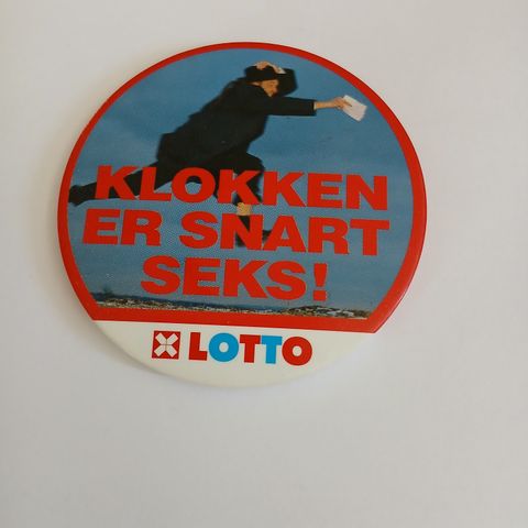 Klokken er snart seks! - Lotto - Button