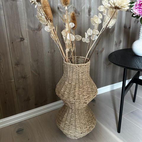 Vase med tørkede blomster