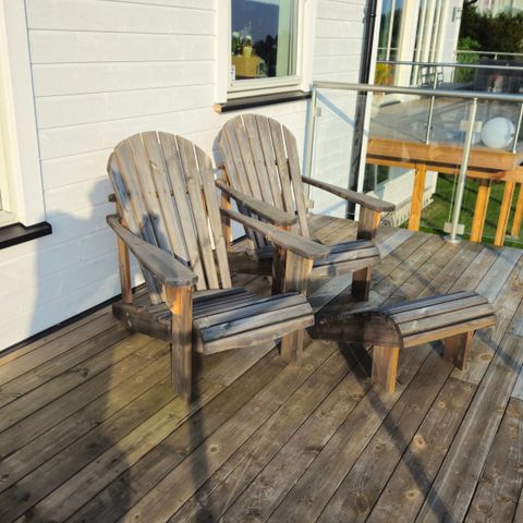 2 Adirondack stoler med en fotskammel