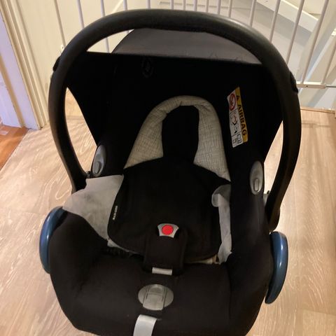 Bilstol Maxi-Cosi CabrioFix for baby med base og babyinnlegg