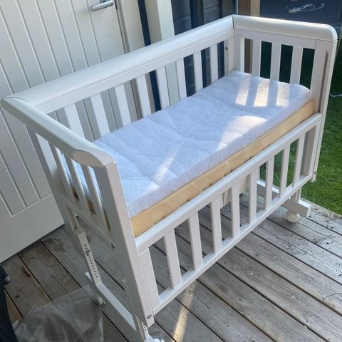 Bedside crib med justerbar bunn selges