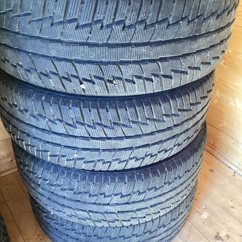 255/55R19  Vinterdekk