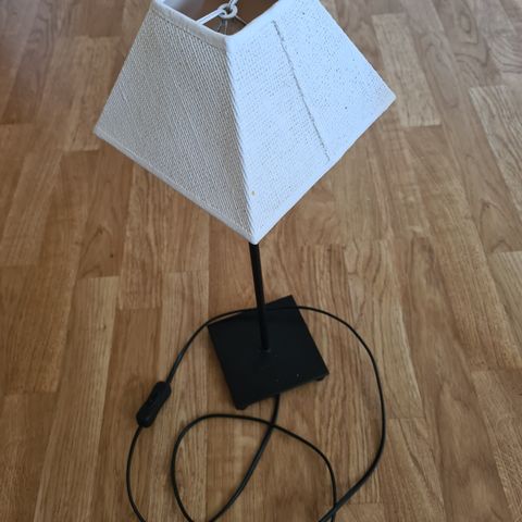 Bordlampe max 40 watt svart med hvit skjerm