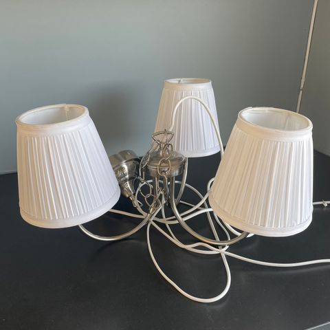 Ikea taklampe og gardinoppheng gis bort