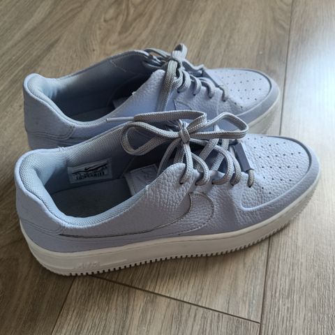 Nike AF1 str 40, men føles som 39