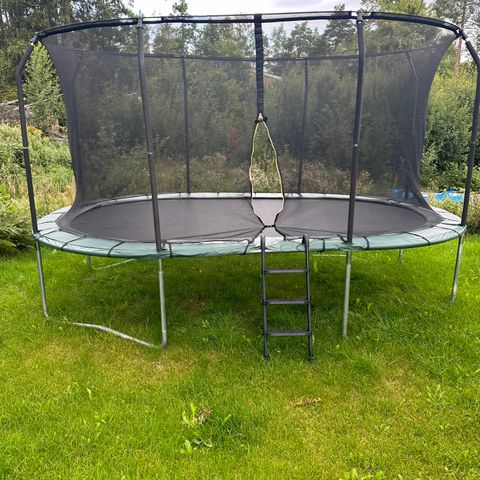 Trampoline gis bort