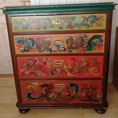 Kommode med rosemaling