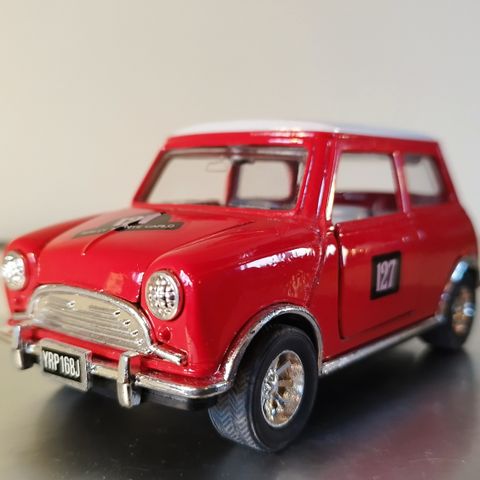 Mini Cooper S 1964.
 Skala 1/24.  Metall modell.