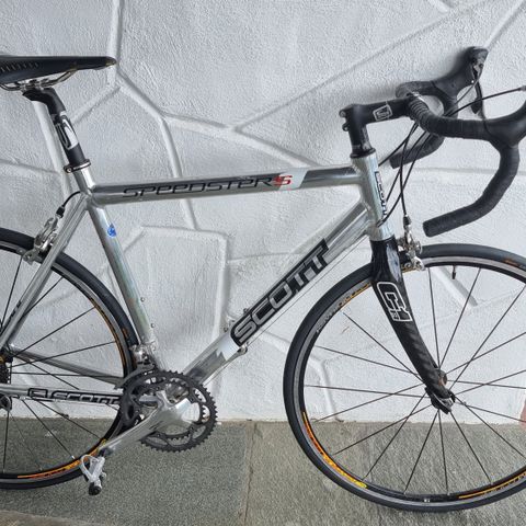 Selger en superlett Scott Speedster S alu-racer, med Ultegra gir og carbongaffel