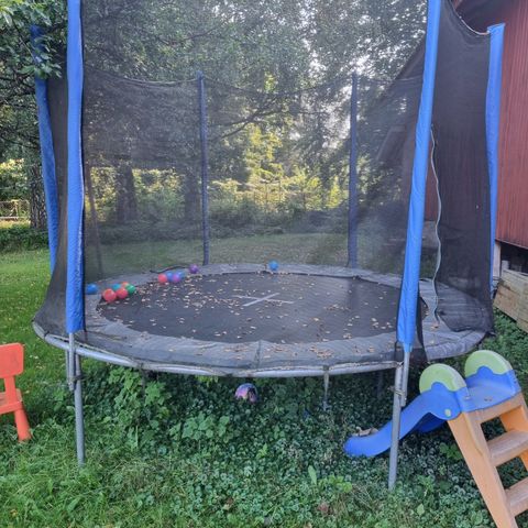 Trampoline gies bort mot henting