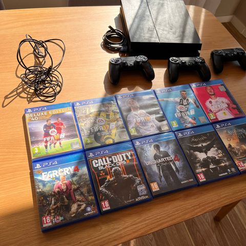 Playstation 4 + 3 kontrollere + 10 spill