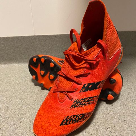 Adidas fotballsko str. 35