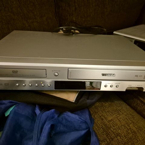 DVD og VHS spiller Toshiba